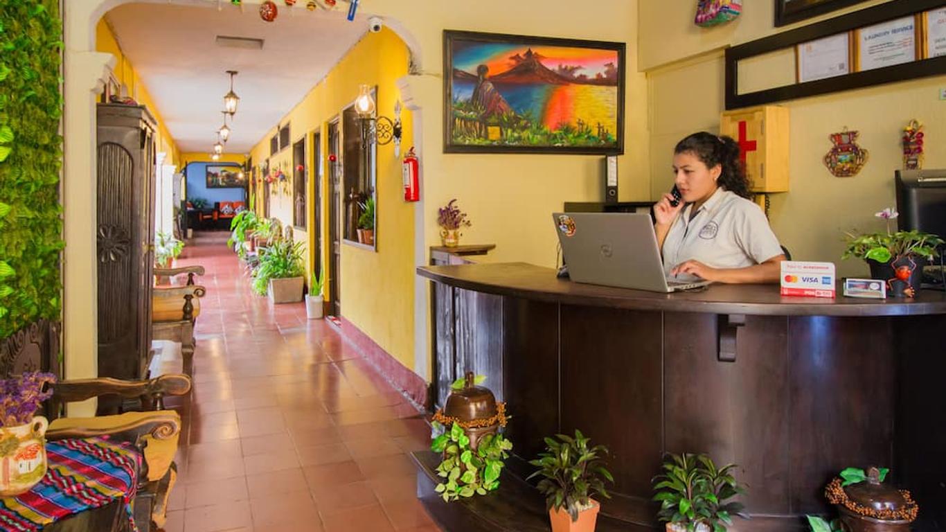 多納路易莎旅館 - 安地瓜古城