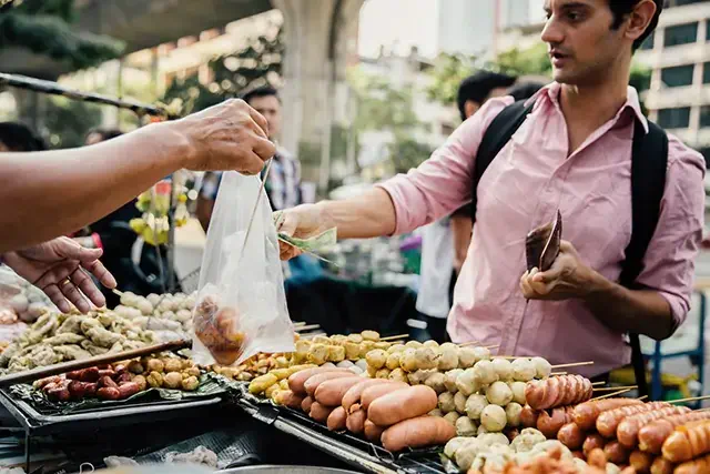 泰國自助旅行禮儀:盡量別給硬幣作小費