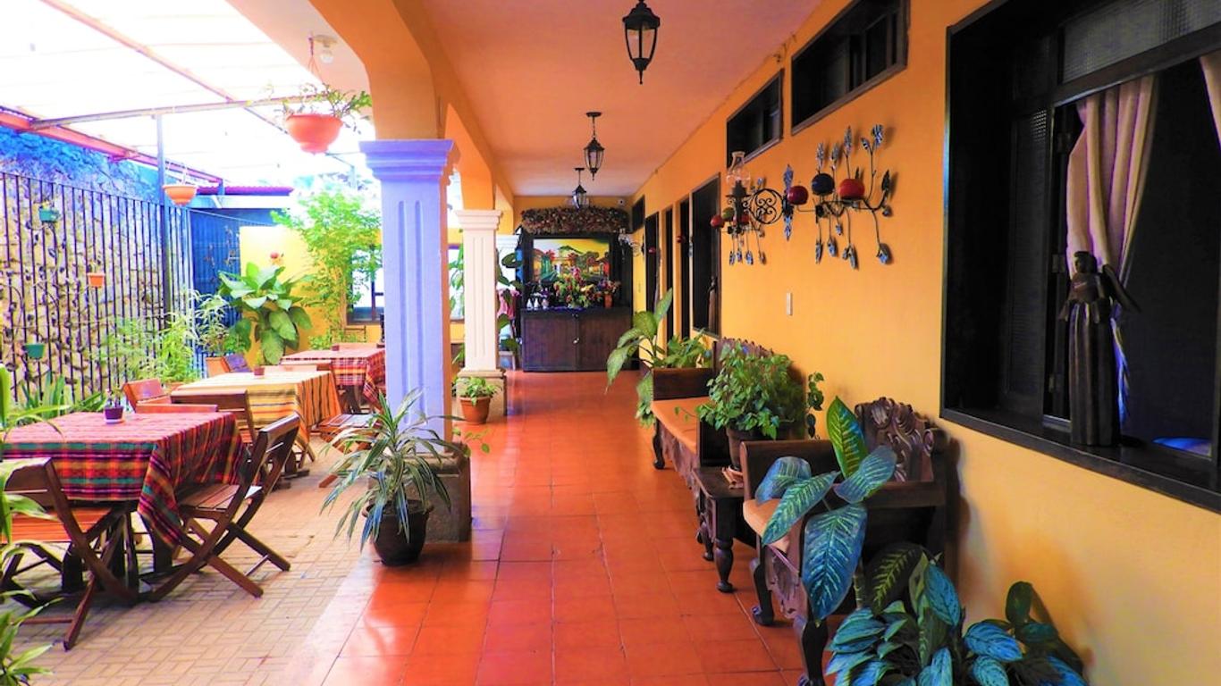 多納路易莎旅館 - 安地瓜古城