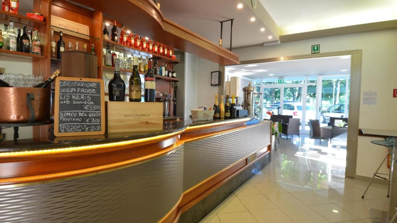 甘布賴納斯酒店 - 利加諾黃金沙灘