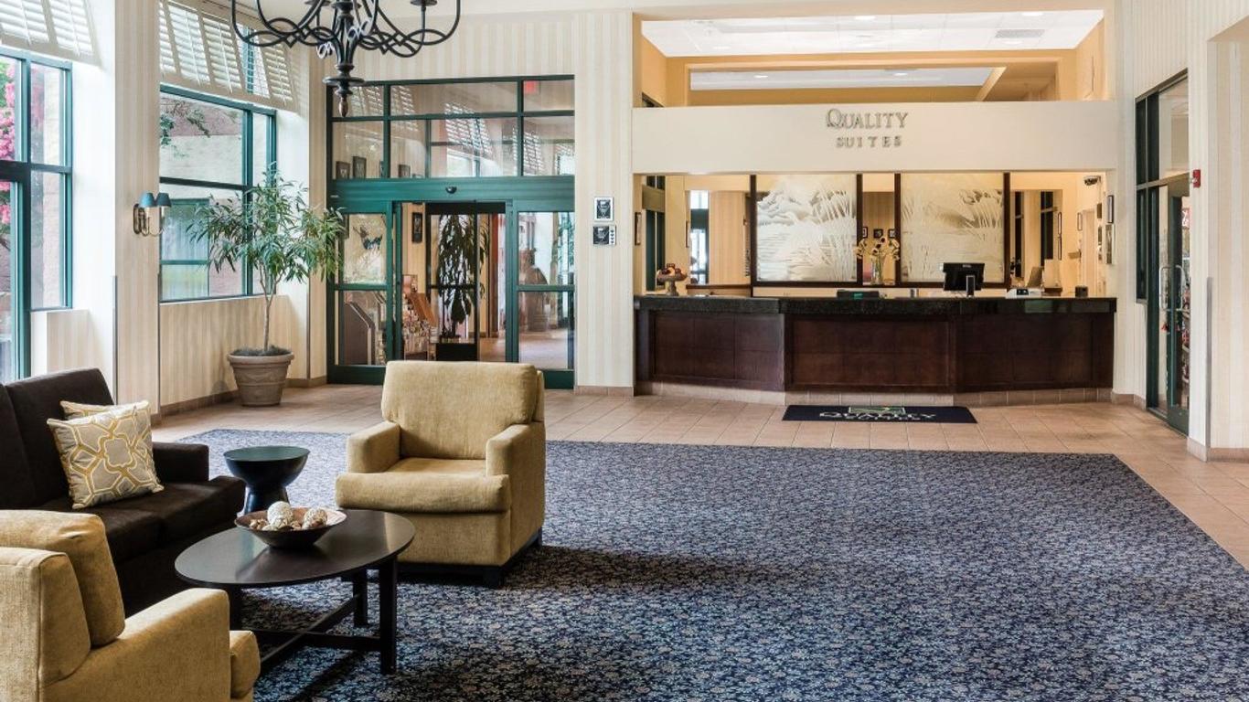 諾福克機場萊特湖品質套房酒店 - 諾福克